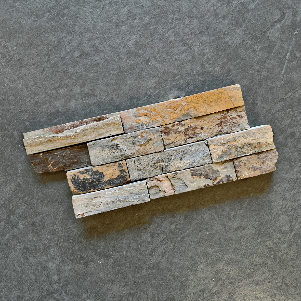 Muster Naturstein Verblender aus Schiefer Rustique mit Muster, zeigt die strukturierte, rustikale Oberfläche des Schieferverblenders.