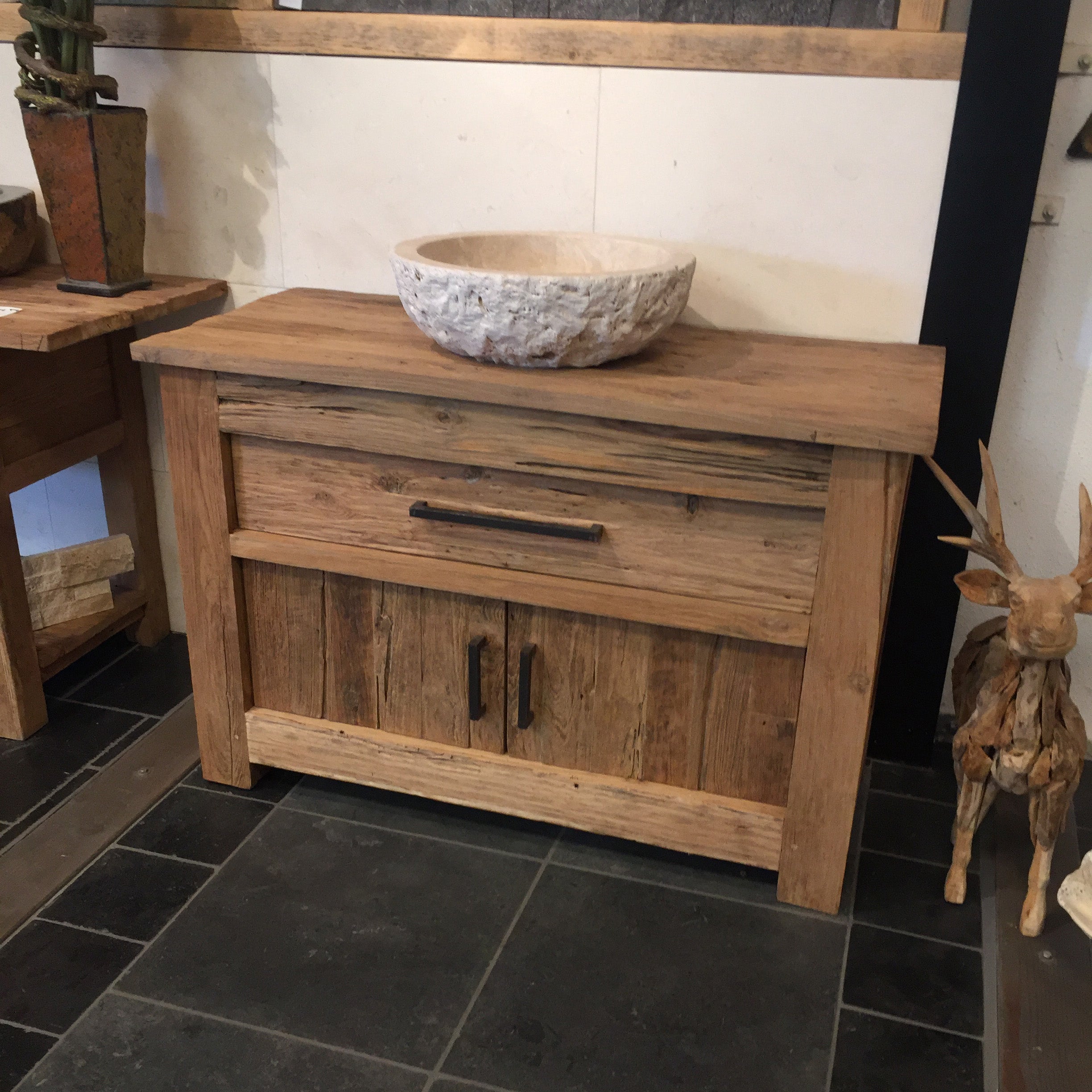 Waschbeckenunterschrank aus recyceltem Teakholz, schlichte und natürliche Badgestaltung, RINCA Markenmöbel