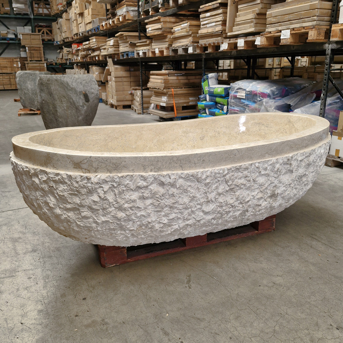 Freistehende Badewanne aus beigem Marmor von WAVE, elegante Badgestaltung, Maße 205x106x57 cm, luxuriöses Badzimmer-Design