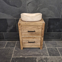 Bantam Teak Badmöbel mit kompaktem Waschtisch aus recyceltem Holz und Travertin-Design, glatte Oberfläche, moderne Badgestaltung