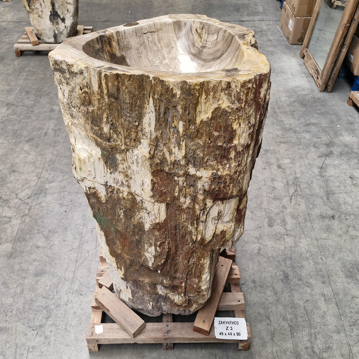 Standwaschbecken aus versteinertem Holz, 49x44x90 cm, von Zakynthos, geeignet für Badgestaltung, natürliche Holzoptik.