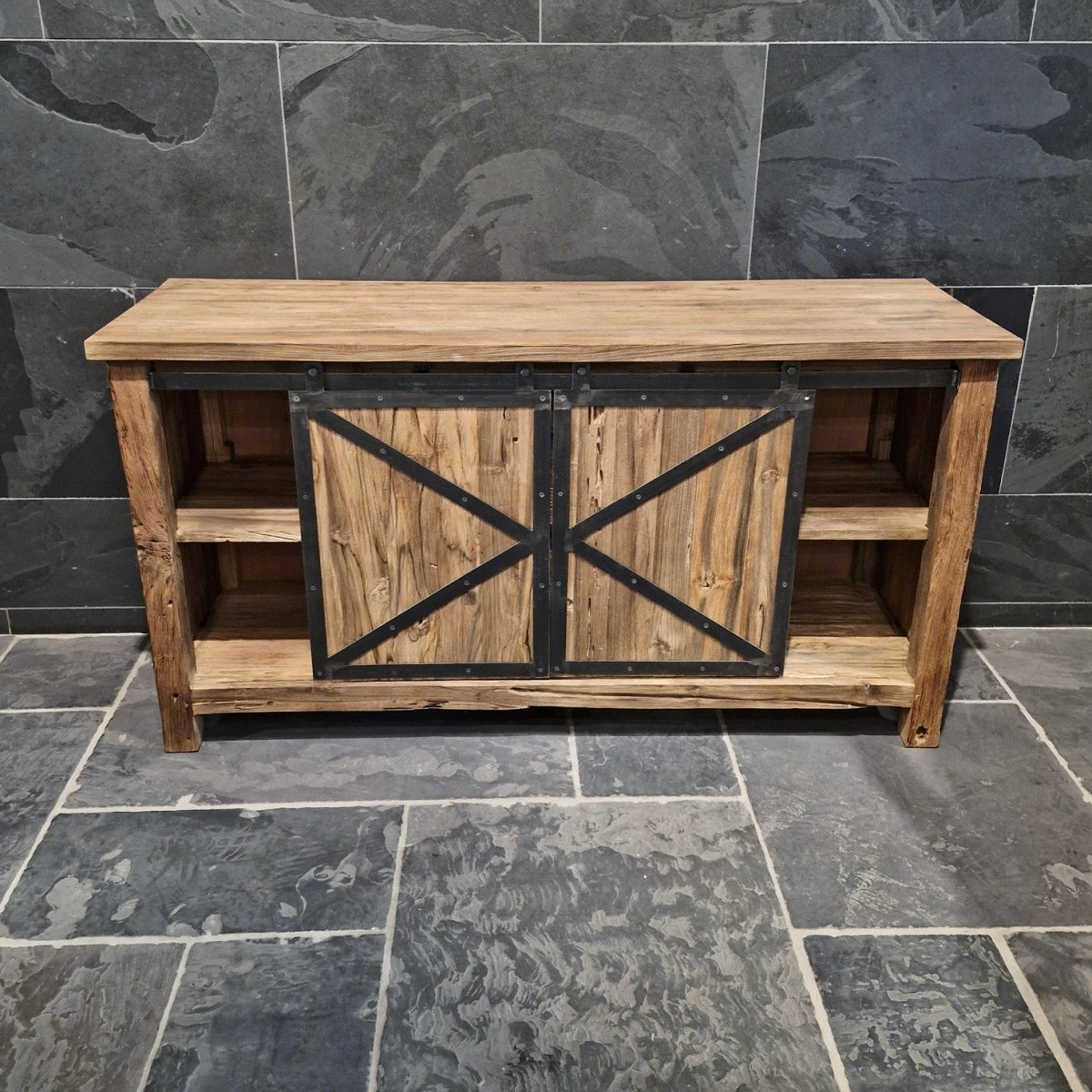 Teakholz Badunterschrank von OTARA mit zwei Türen und drei Schubladen, langlebige Badgestaltung, natürliche Holzoptik.