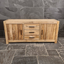 Rustikaler Teakholz-Unterschrank von Manado für Badezimmer, mit natürlicher Holzstruktur und praktischem Stauraum.