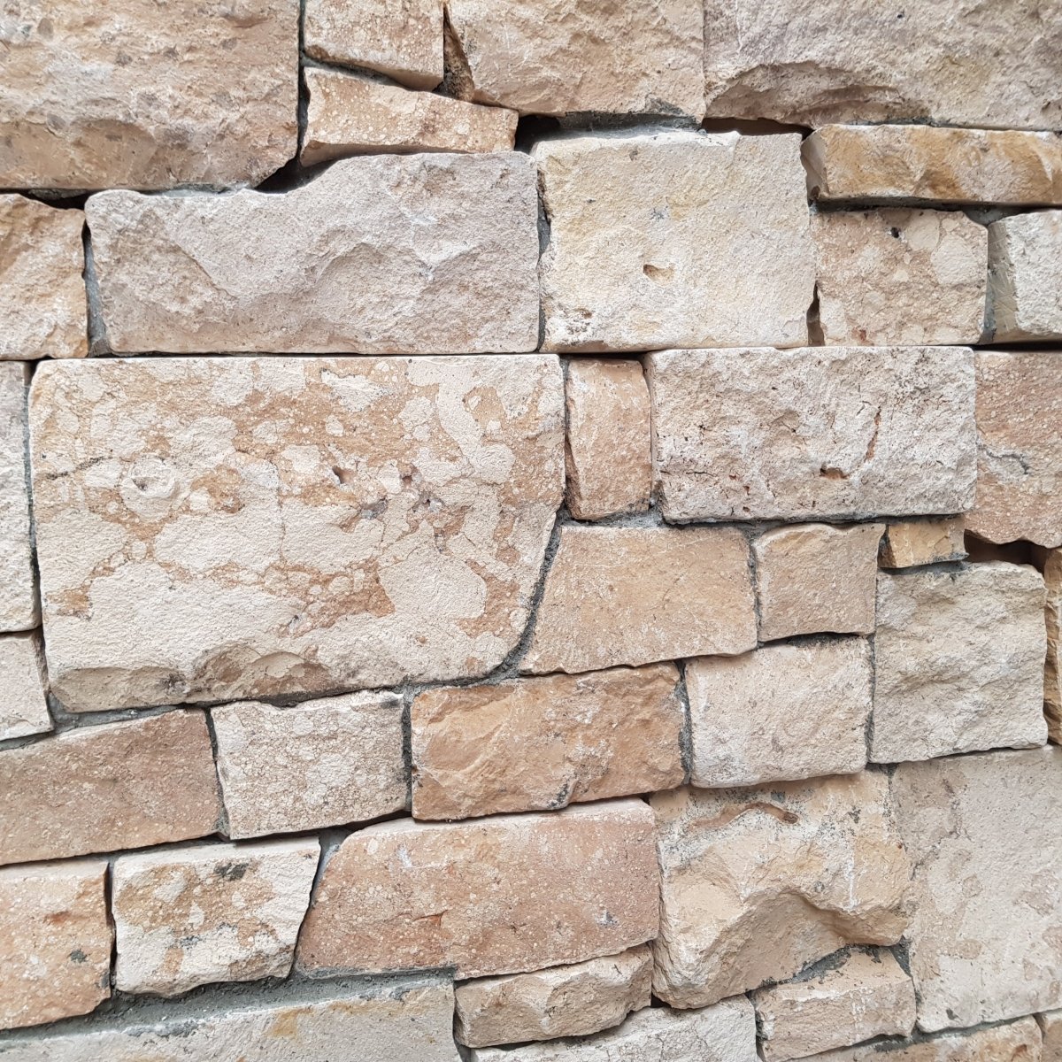 Naturstein-Muster für Rocks Verblender in beige KALKSTEIN, zeigt die strukturierte Oberfläche und natürliche Farbgebung.