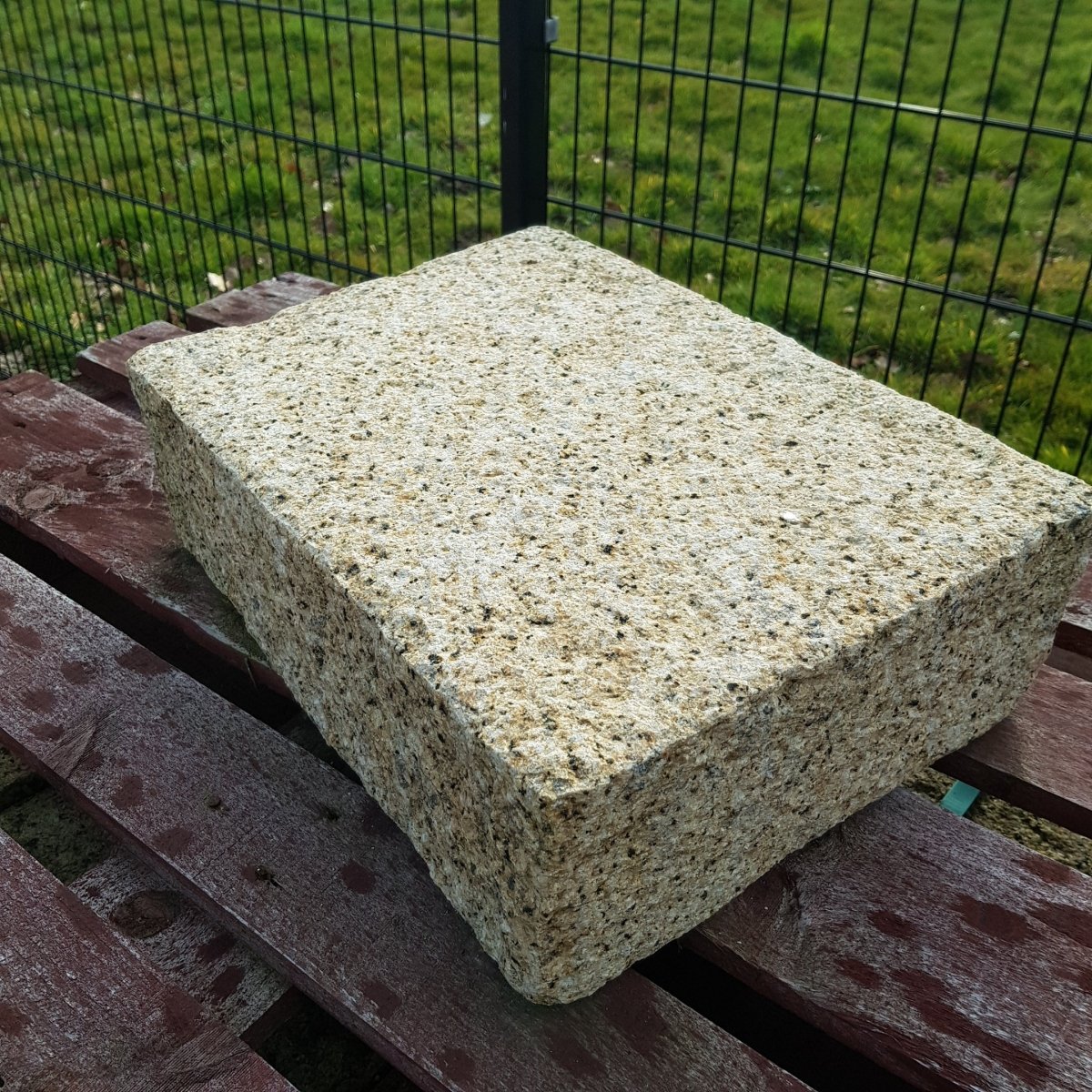 Granit Naturstein Quaderstein, TERRASSENPLATTEN von GRANIT GELB, gelber Naturstein für Terrasse und Garten, detailreiche Oberflächenstruktur