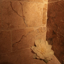 Musterfliese aus Travertin Pompeya mit eleganter, natürlicher Textur, ideal für stilvolle Boden- oder Wandgestaltung.