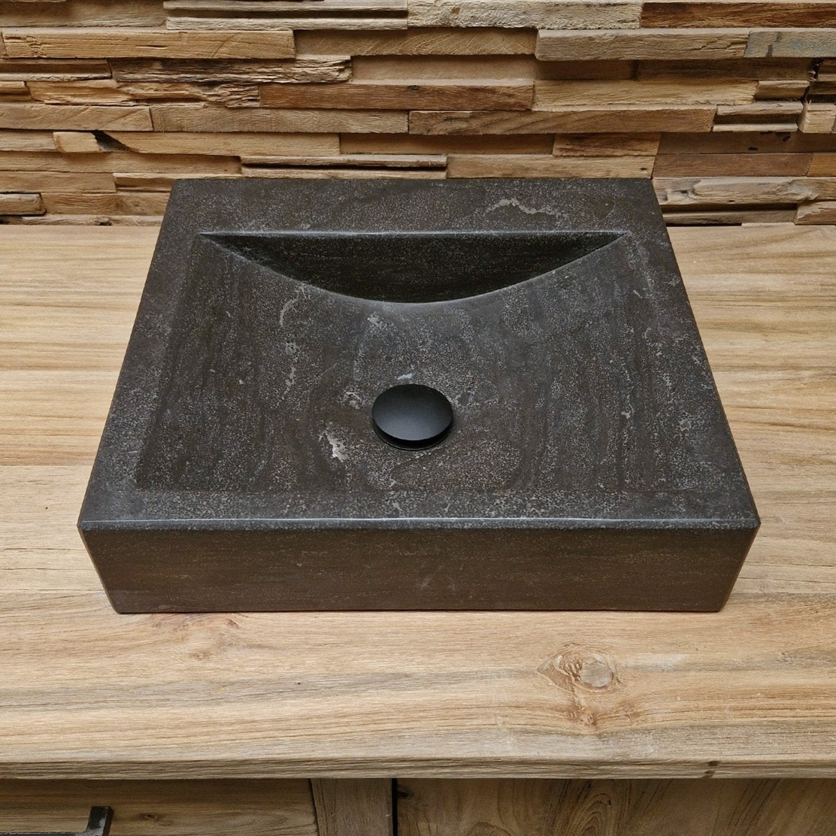 Blaustein Waschtisch aus Naturstein von BILBAO, glatt, verschiedene Größen, für moderne Badgestaltung sichtbar.