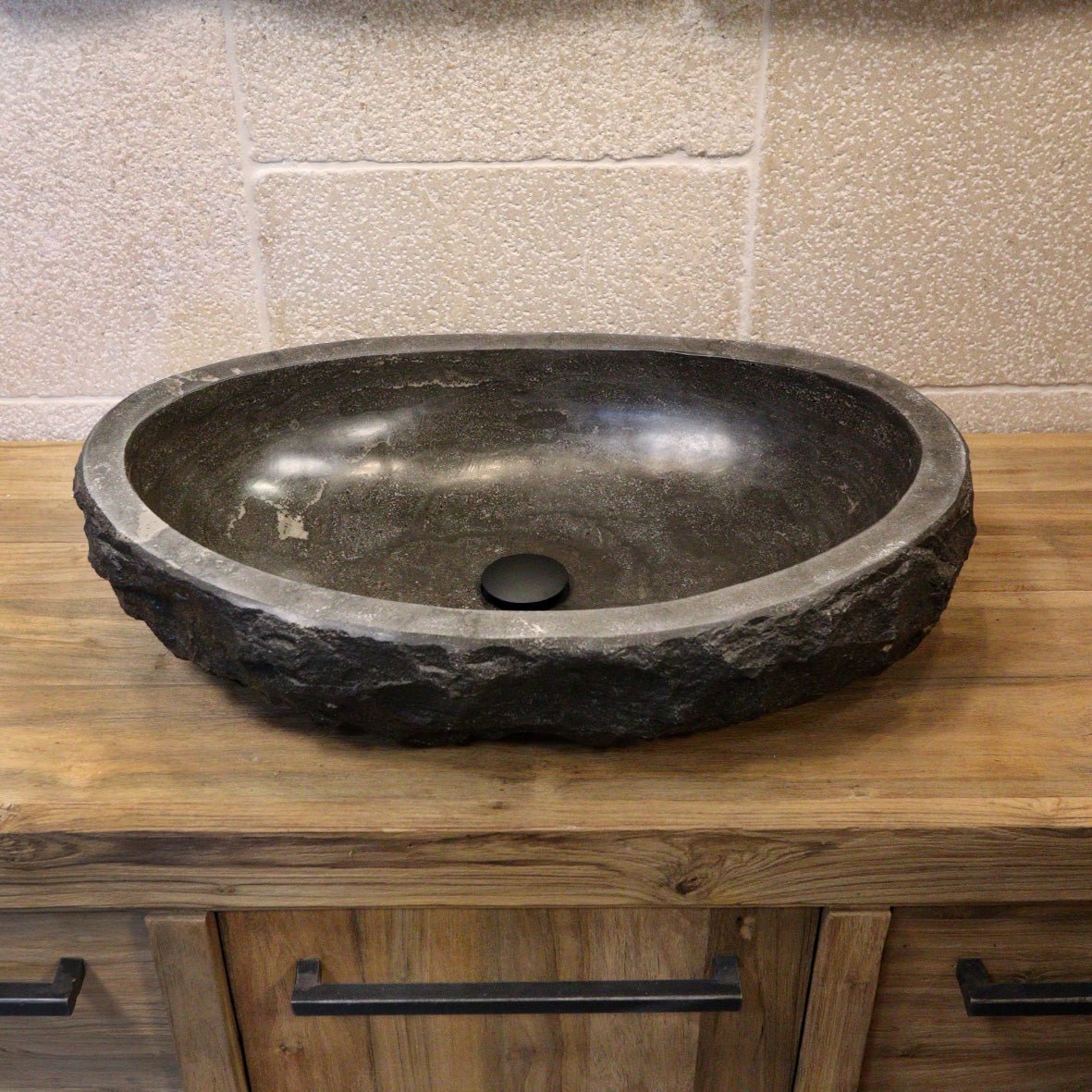 Naturstein Waschbecken von WAVE aus Blaustein grob, für modernes Badezimmer, in verschiedenen Größen, detailreiche Oberflächenstruktur