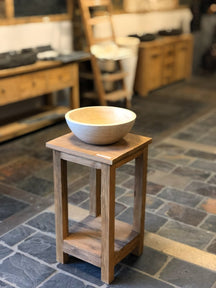 Teak Badezimmer-Unterschrank aus Altholz, kompakte Badgestaltung von Bantam, zeigt Front und Türdetails.