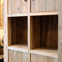 Großer Badezimmer-Hochschrank von TAMAR aus recyceltem Holz, mit Türen und Stauraum für Badgestaltung, Model 8