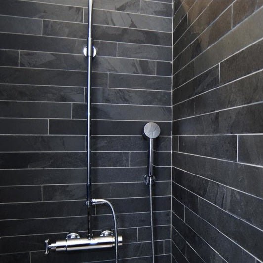 Natürlicher Schiefer-Verblender von MUSTANG BLACK SLATE, dekorative Wandverkleidung aus dunklem Naturstein, detailreiche Textur sichtbar