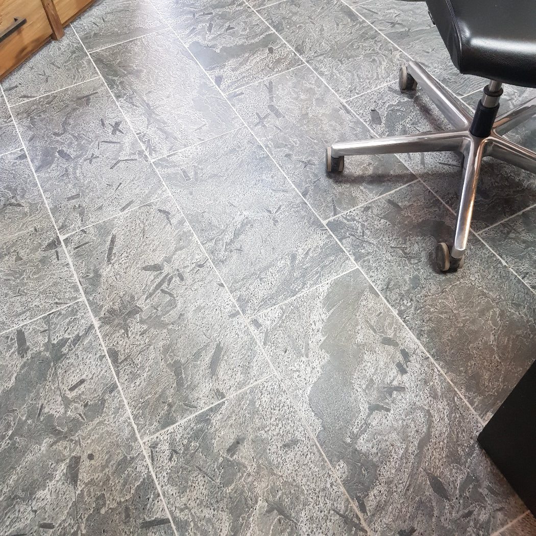Quarzitfliesen von QUARZIT SILVER GREY, geschliffen und gebürstet, Natursteinfliesen mit grauer Oberfläche, ideal für Boden und Wand.