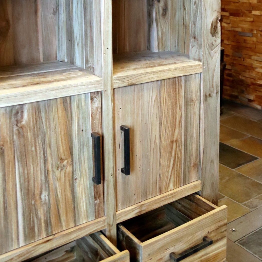 Großer Hochschrank für Badezimmer aus recyceltem Holz, Modell 8, Badgestaltung, von TAMAR, mit Türen und Stauraum.