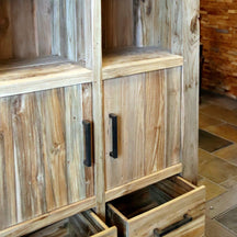 Großer Hochschrank für Badezimmer aus recyceltem Holz, Modell 8, Badgestaltung, von TAMAR, mit Türen und Stauraum.