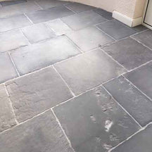 Sandsteinfliesen von CHATEU GRIS, natürliche Natursteinfliesen mit rustikaler Oberfläche und warmem Farbton, ideal für Boden und Wand.