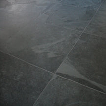 Natürliche Schiefer-Terrassenplatten von MUSTANG BLACK SLATE auf einer Terrasse, dunkle Naturstein-Oberfläche, robust und elegant.