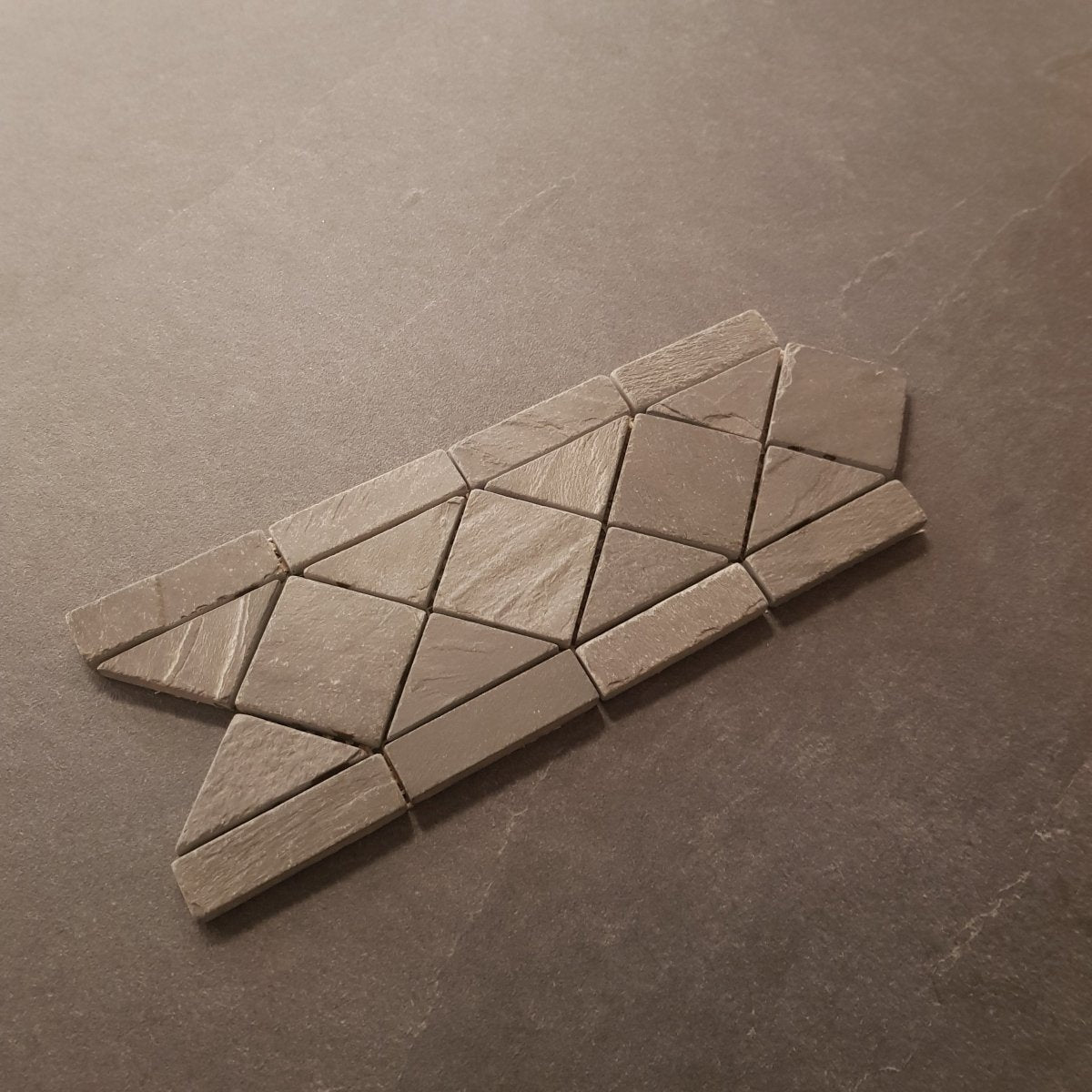 Schiefer Silver Grey Naturstein-Listello als Bordüre, dekorative Natursteinverzierung für Wand- oder Bodenbeläge.
