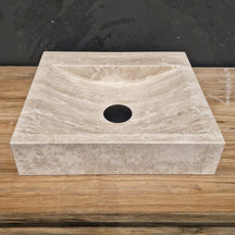 Glatter Waschtisch aus Travertin-Naturstein in verschiedenen Größen, ideal für elegante Badgestaltung, von BILBAO.