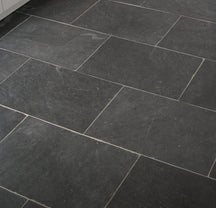 Rechteckige SILVER GREY Schieferfliesen im Muster, natürliche graue Steinoptik, perfekte Gestaltung für Wand und Boden.