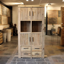 Großer Bad-Hochschrank von TAMAR aus recyceltem Holz, stilvolle Badgestaltung mit viel Stauraum, Model 8.