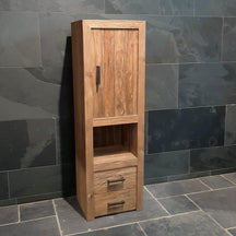 Hochschrank aus Teakholz für Badgestaltung, funktionales Design von TAMAR, zeigt stilvollen Badschrank mit natürlicher Holzoberfläche