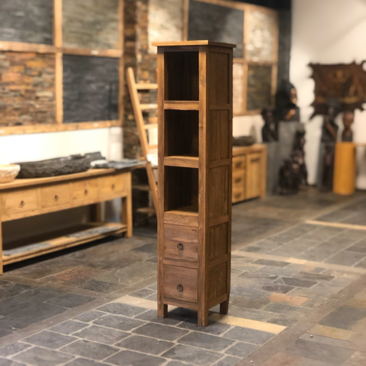 Hochschrank Badmöbel aus recyceltem Holz von Timor, natürliche Badgestaltung, moderne Badschrank mit eleganten Holzdetails