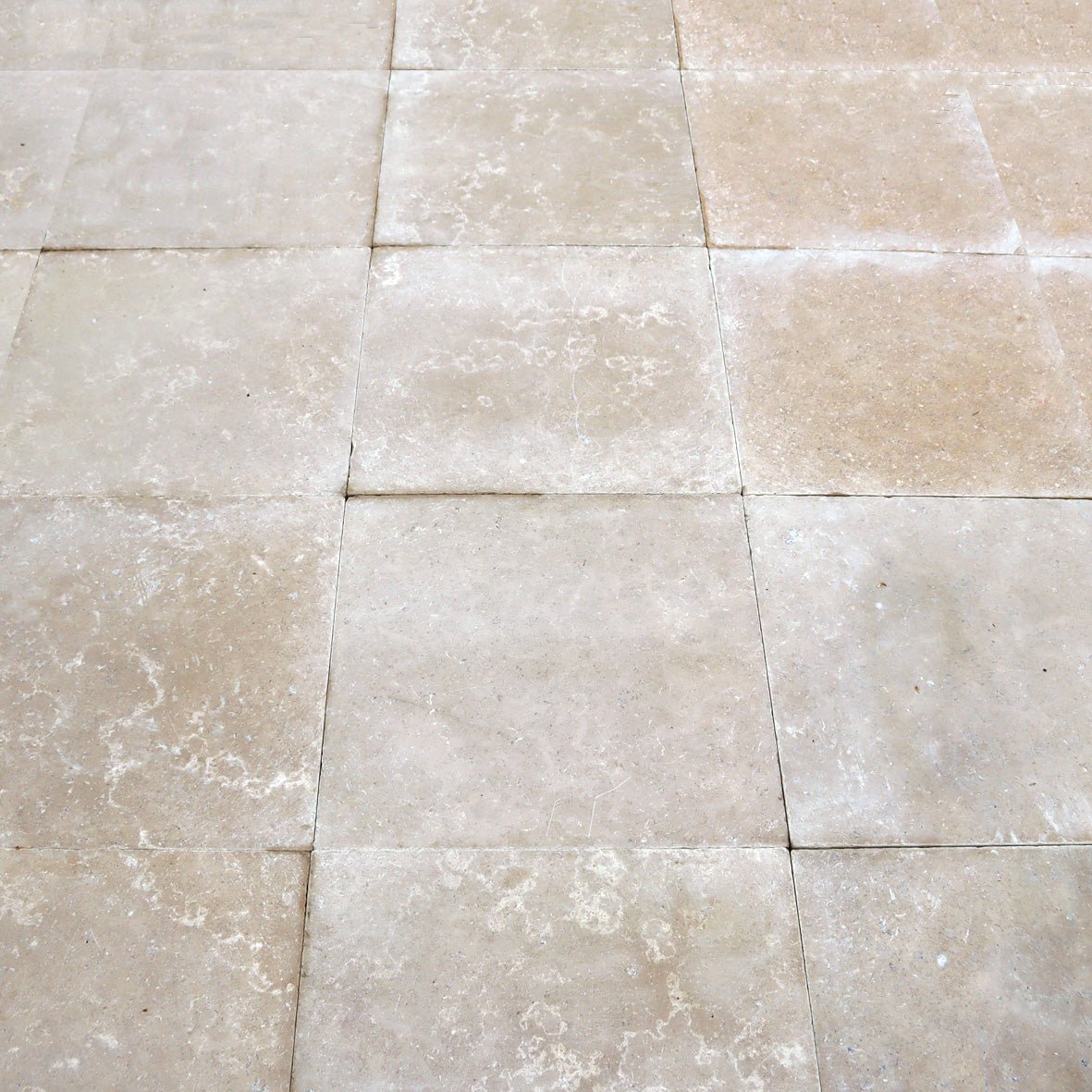 Natürliche Kalkstein-Terrassenplatten von SINAI PEARL, robuste Natursteinfliesen für elegante Außenbereiche.