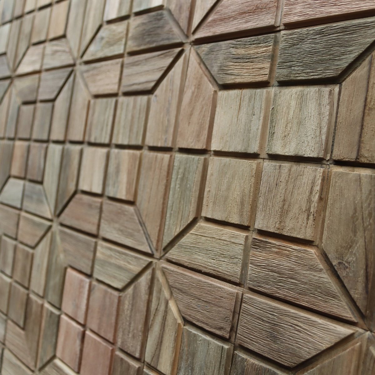 Holzverblender aus Teakholz von RETRO, natürliche Holzstruktur, handgefertigtes Verblendelement für rustikale Dekoration.