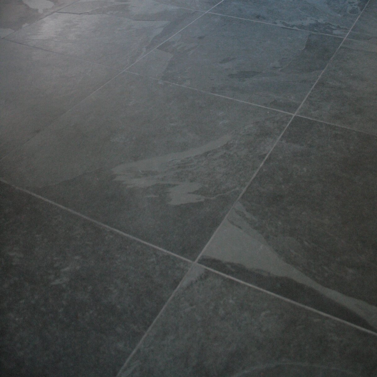 Musterhafte Schiefer-Terrassenplatten in Schwarz, Muster MUSTANG BLACK SLATE, mit strukturiertem Oberflächenmuster