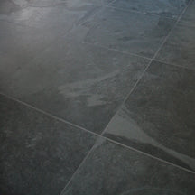 Musterhafte Schiefer-Terrassenplatten in Schwarz, Muster MUSTANG BLACK SLATE, mit strukturiertem Oberflächenmuster