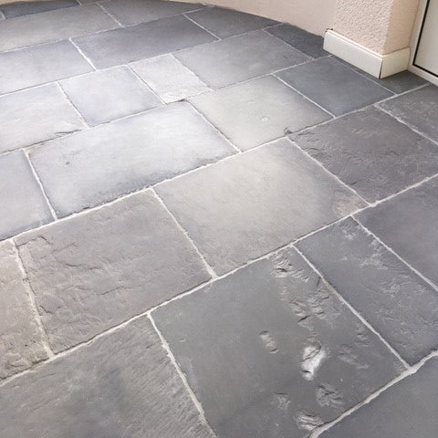Muster Sandsteinfliesen CHATEAU GRIS für Schlossboden, Nahaufnahme des Schossbodenmusters aus grauem Sandstein.