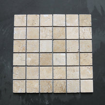 Naturstein Mosaikfliesen aus Travertin von TRAVERTIN LIGHT MEDIUM, 4,8 x 4,8 cm, mit warmen Naturtönen und strukturiertem Oberfläche.