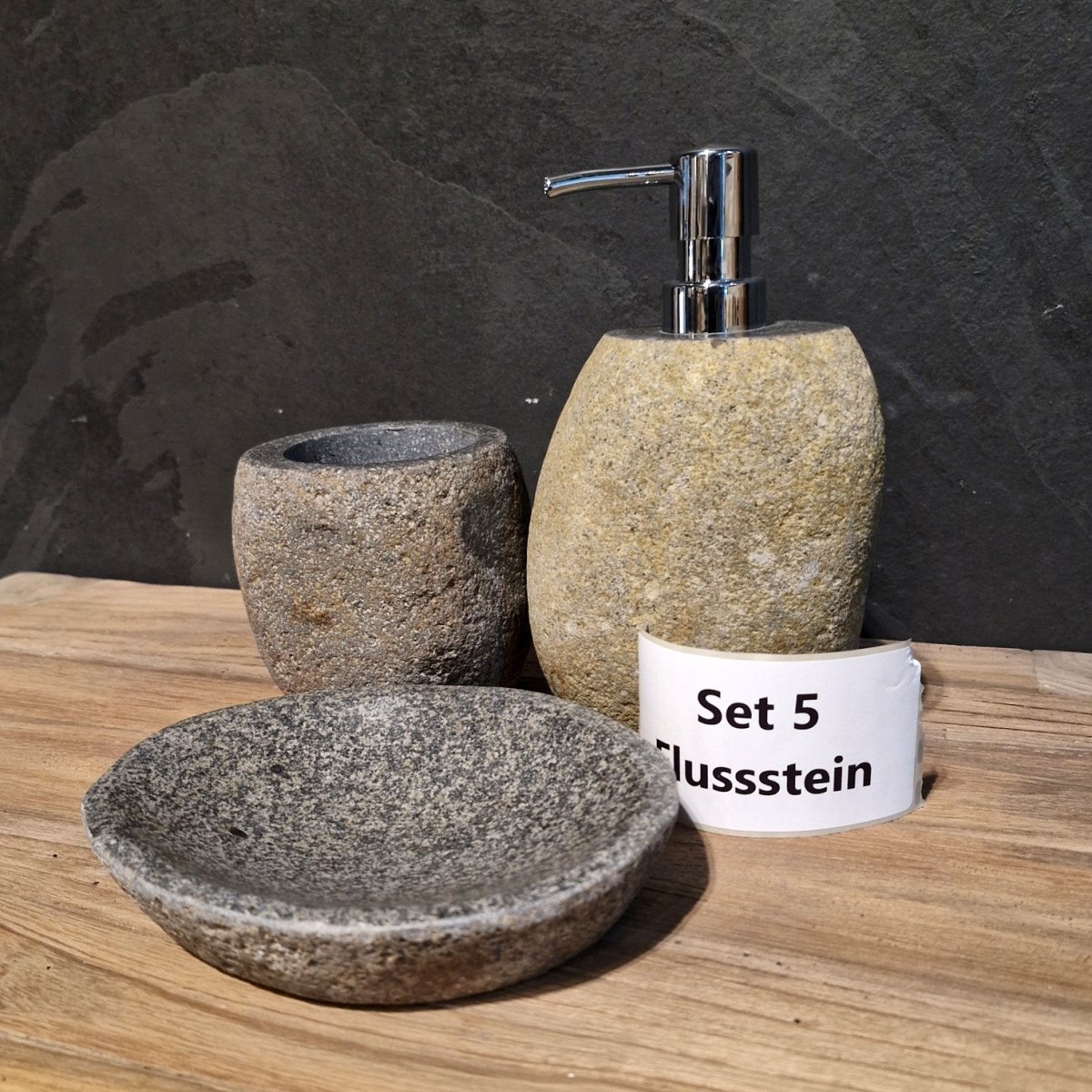 Dreiteiliges Flussstein-Set für Badgestaltung, bestehend aus natürlichen Steinen für dekorative Wasser- und Pflanzenakzente.