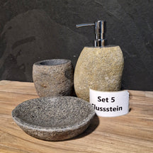 Dreiteiliges Flussstein-Set für Badgestaltung, bestehend aus natürlichen Steinen für dekorative Wasser- und Pflanzenakzente.