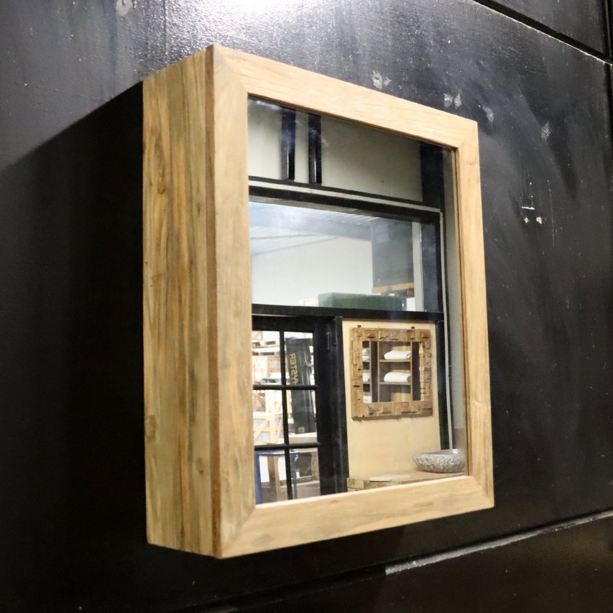 Spiegelschrank Badspiegel aus recyceltem Teakholz, 60 x 70 cm, für moderne Badgestaltung, von MALAYA