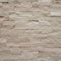Muster Naturstein Verblender Marmor Weiß Grau mit Muster, zeigt die strukturierte Oberfläche und Farbnuancen des Materials.