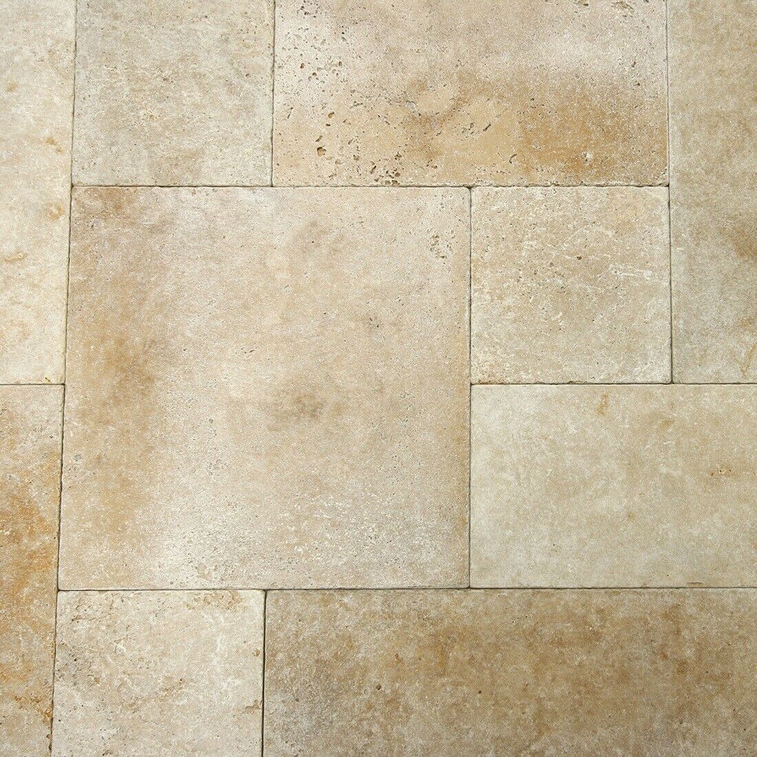Musterhafte Terrassenplatten im Travertin Light Mix, natürliche Steinoptik, rechteckiges Muster, für outdoor Terrassen und Wege.