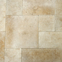 Musterhafte Terrassenplatten im Travertin Light Mix, natürliche Steinoptik, rechteckiges Muster, für outdoor Terrassen und Wege.
