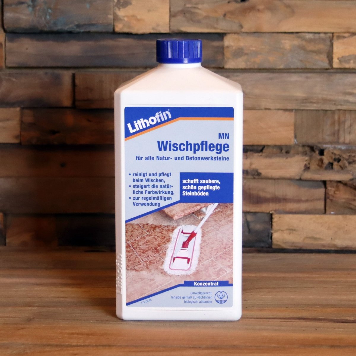 Flasche Lithofin WISCHPFLEGE Reiniger für Badewannen und Fliesen, Pflege- und Zubehör-Marke, auf weißem Hintergrund.