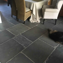 Sandsteinfliesen von CHATEU GRIS, Natursteinfliesen mit rustikaler Oberfläche, ideal für Boden- und Wandbeläge.