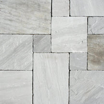 Muster Terrassenplatten aus Sandstein Grau von Muster, zeigt die strukturierte Oberfläche und das natürliche Farbdesign.