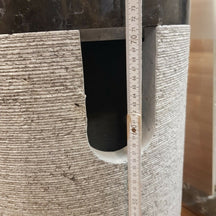 Cremeweißes und beiges Marmor-Standwaschbecken von Kreta für elegante Badgestaltung, sichtbar mit glatter Oberfläche und moderner Form.