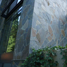 Polygonale Schieferfassade Platte von Muster für Dach und Fassade, sichtbar mit dunklen, natürlichen Schieferstein-Texturen.