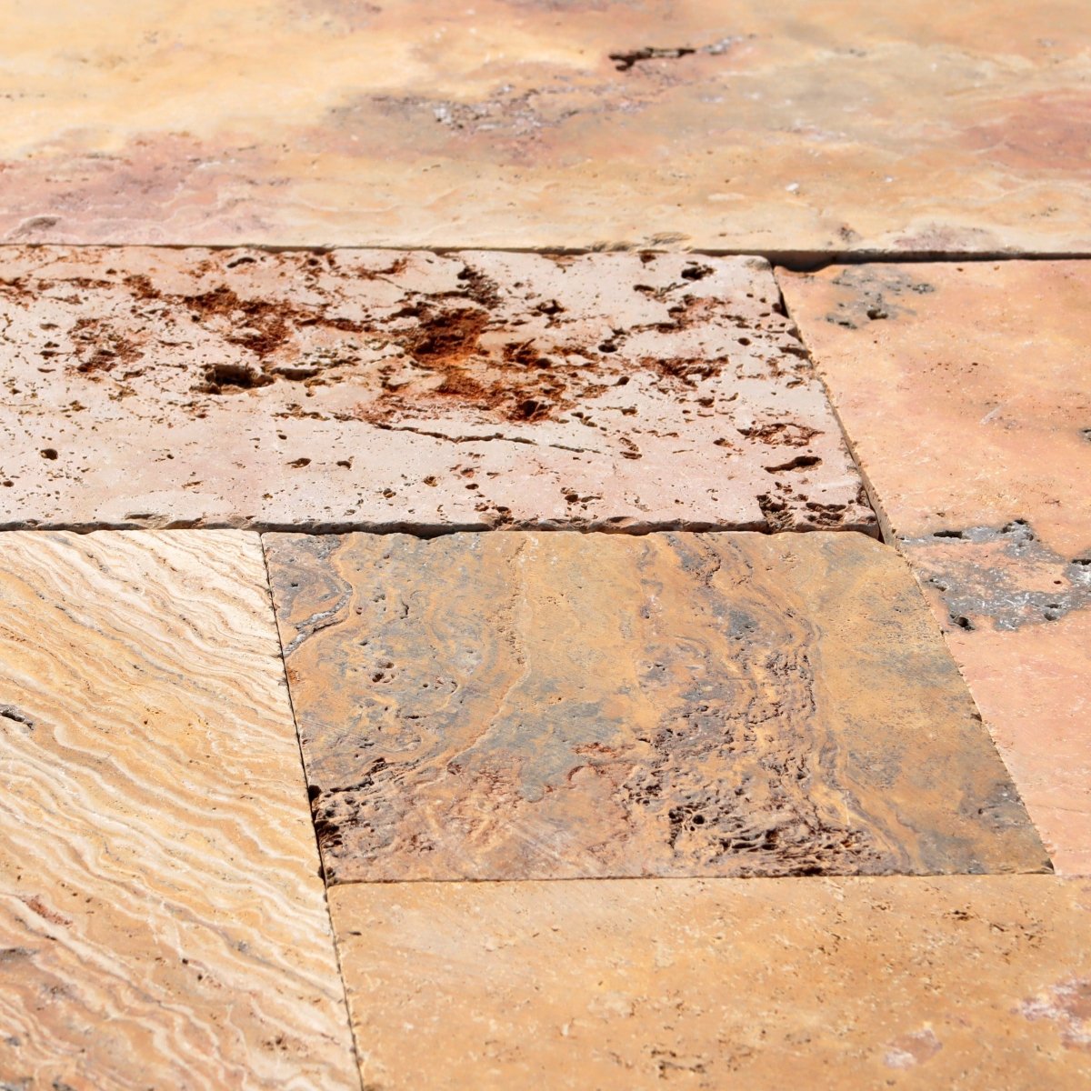 Muster für Terrassenplatten aus Travertin Scabas Antik Gold, zeigt ein detailliertes Muster in natürlicher Optik.