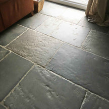 Sandsteinfliesen von CHATEU GRIS, natürliche Natursteinfliesen mit rustikaler Oberfläche und warmen Sandtonfarben.