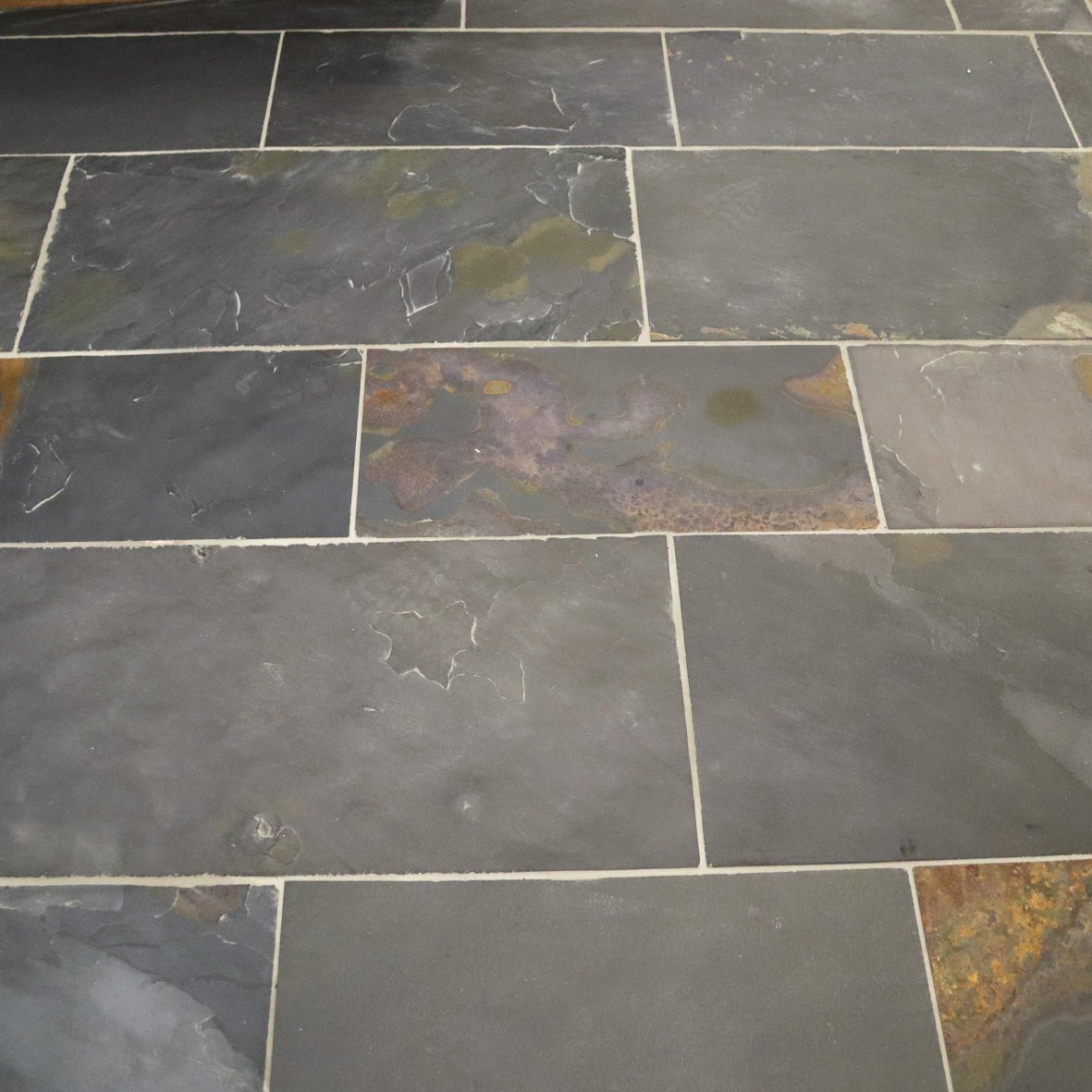 Muster-Schieferfliesen OYSTER mit einzigartigem Muster, natürliche Textur und dunkle, matte Oberfläche für Wand und Boden.