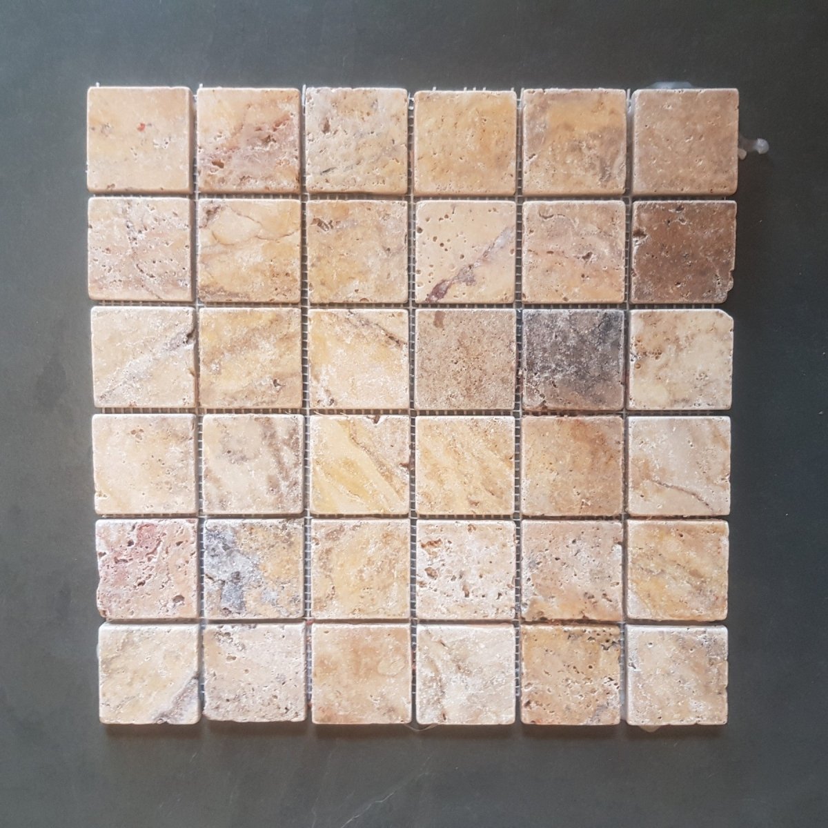 Mosaikfliesen aus Travertin Naturstein von SCABAS ANTIK GOLD, 4,8 x 4,8 cm, detailreiche Oberflächenstruktur