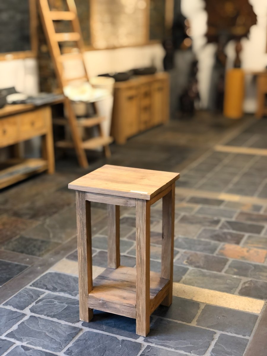 Bantam Teak Badezimmer-Unterschrank aus Altholz, kompakte Badgestaltung, sichtbare Holzstruktur, modernes Möbelstück
