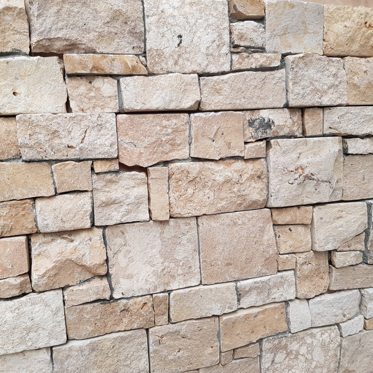 Naturstein-Verblender im Muster KALKSTEIN BEIGE von Muster, dekoratives Produkt aus Naturstein für Wandgestaltung