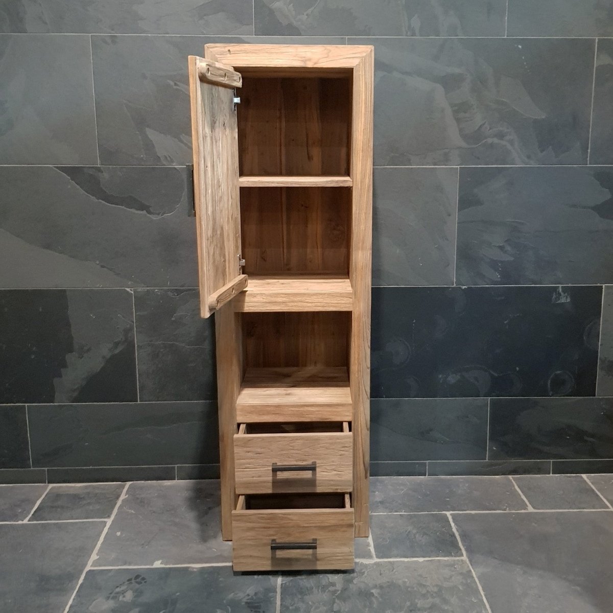 Hochschrank für Bad aus Teakholz von TAMAR, funktionale Badgestaltung mit natürlichem Design, Model 3, sichtbare Holzstruktur